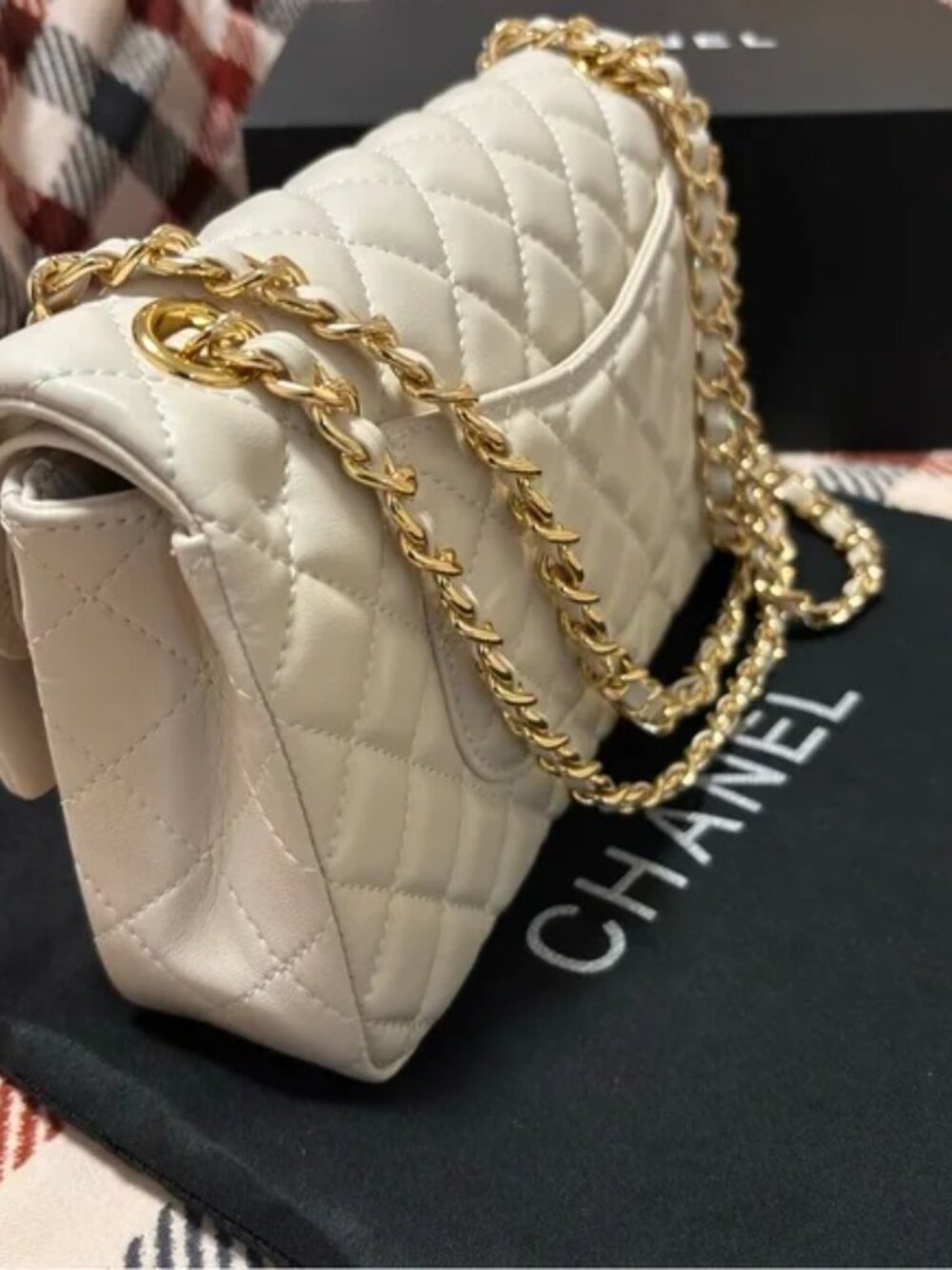 💎Chanel White Quilted Shoulder Bag with Gold Chain - Picture 3 of 8